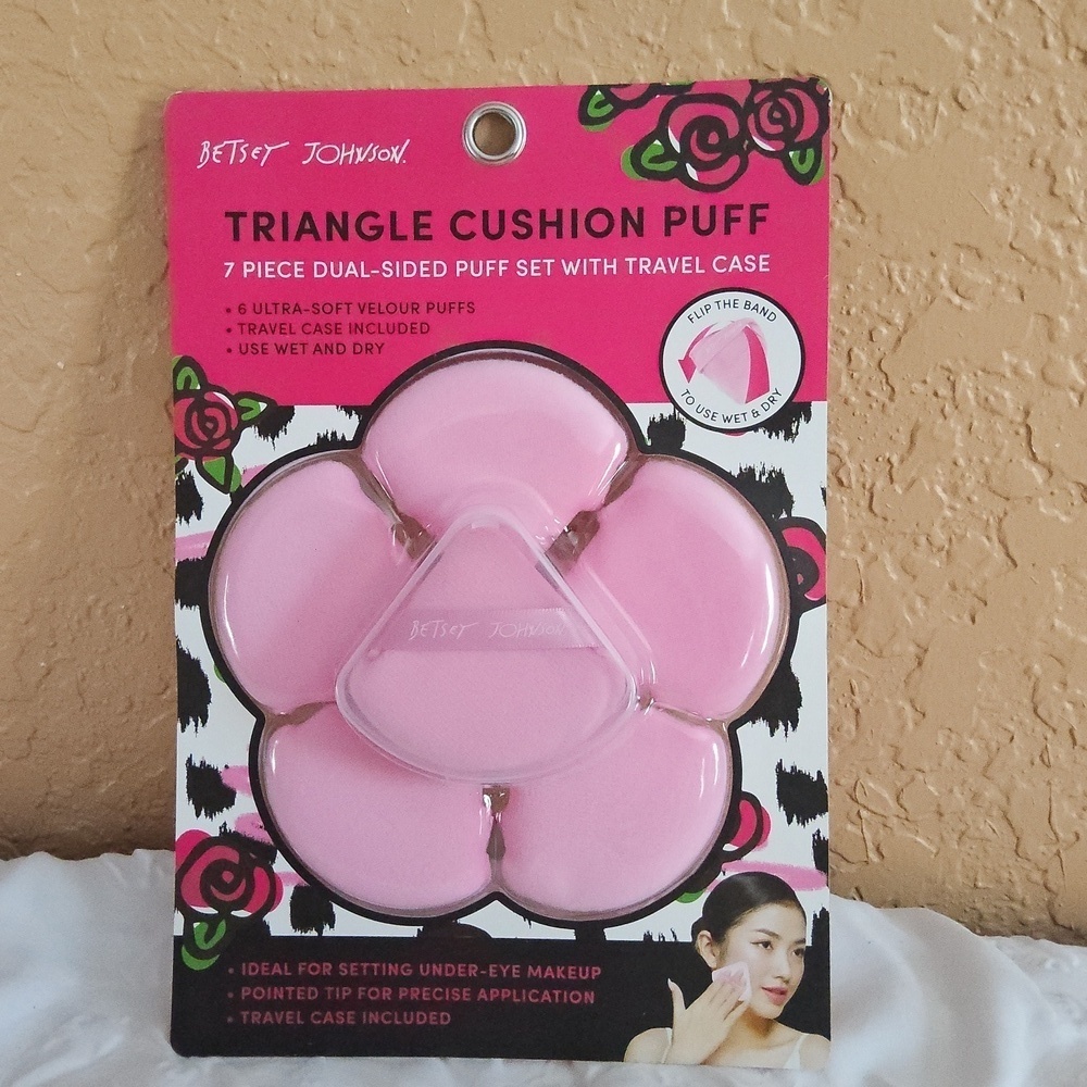 NWT 7PC PINK TRIANGLE CUSHION PUFFS